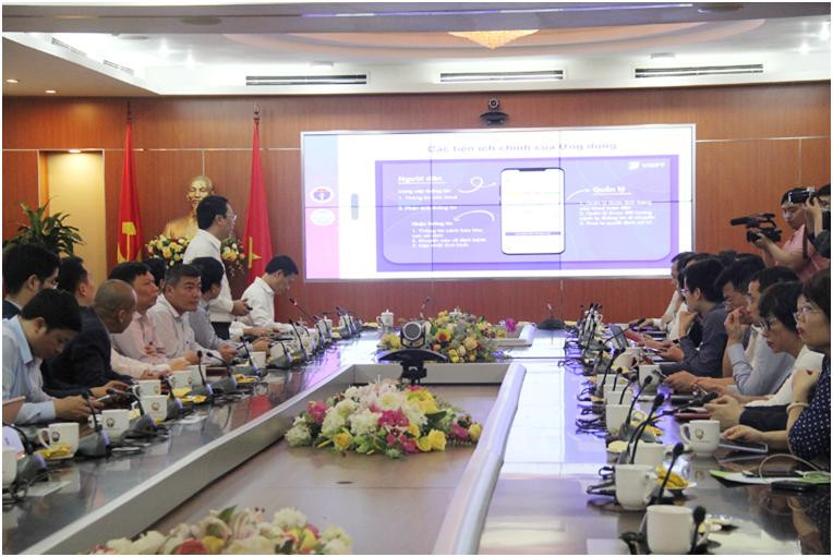 Các đại biểu nghe Cục trưởng cục Tin học hóa Nguyễn Huy Dũng giới thiệu về các ứng dụng Các đại biểu nghe Cục trưởng cục Tin học hóa Nguyễn Huy Dũng giới thiệu về các ứng dụng