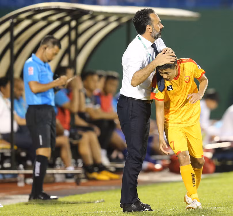 Chiếc ghế của HLV Fabio Lopez đã lung lay. Ảnh VPF