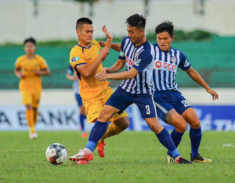 Họ đã tranh chấp quyết liệt với các cầu thủ SLNA. Ảnh VPF