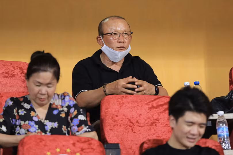 Ông Park đi tuyển quân ở Cúp quốc gia. Ảnh VPF