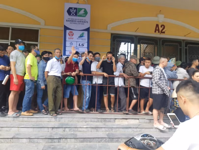 Quá khó để có được tấm vé vào sân. Ảnh NĐFC Quá khó để có được tấm vé vào sân. Ảnh NĐFC