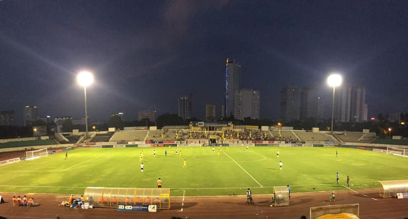 Điều khá lạ là sân Vinh đã được làm mới nhưng khán giả đến sân vẫn quá ít, khác xa với sân Thiên Trường khi đón tiếp HAGL. Ảnh SLFC.