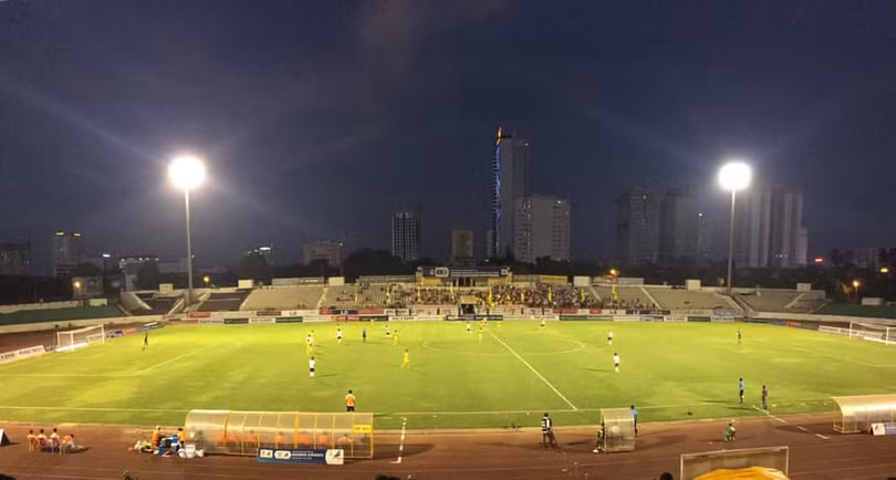 Điều khá lạ là sân Vinh đã được làm mới nhưng khán giả đến sân vẫn quá ít, khác xa với sân Thiên Trường khi đón tiếp HAGL. Ảnh SLFC.