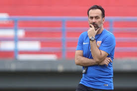 HLV Fabio Lopez cần phải trả lời cho bầu Đệ: Nên để Hoàng Vũ Samson đá đâu? Ảnh THFC