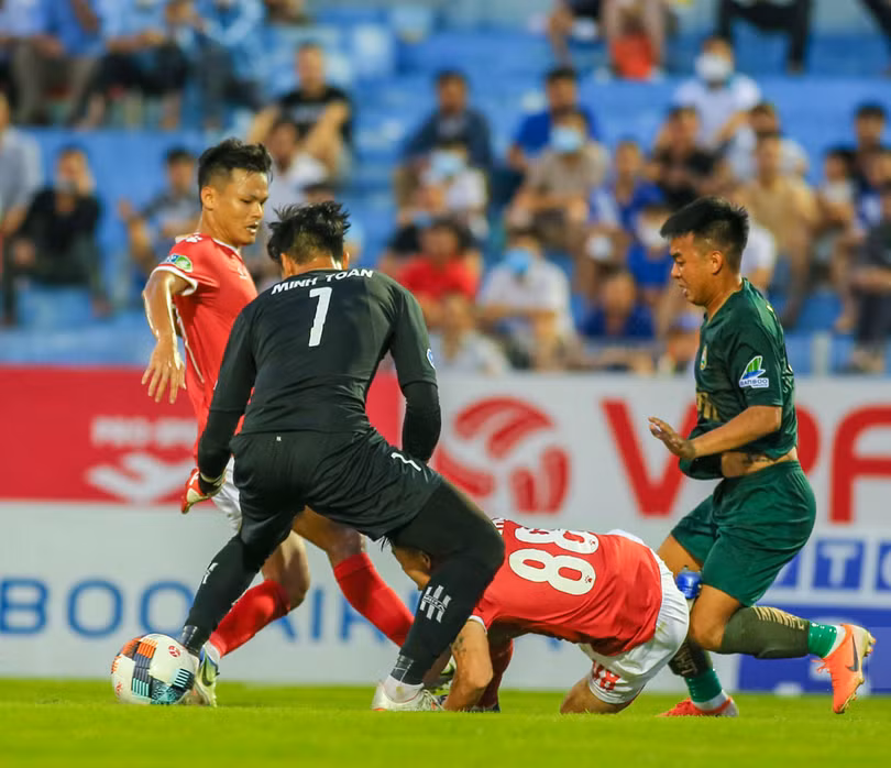 Các cầu thủ Hà Tĩnh thi đấu lăn xả. Ảnh VPF