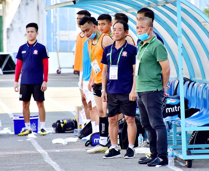 “Việc thi đấu dưới thời tiết nắng nóng khiến cho các cầu thủ suy yếu thể lực..." HLV Anh Tuấn (ngoài cùng bên phải) trả lời.