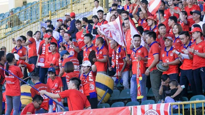 CĐV chủ nhà tương bừng theo chân đội bóng. Ảnh PHFC