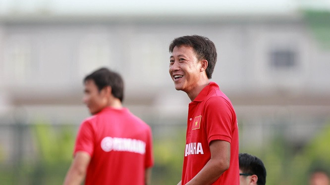 Có được 1 điểm cũng khiến HLV Thành Công nở nụ cười cho lần đầu trở lại sân Vinh. Ảnh VietTimes