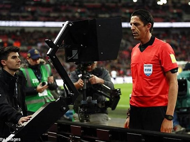 SOS! Công tác trọng tài, VAR đâu rồi? ảnh 3 Nếu có VAR như thế này, chắc chắn trọng tài Đỗ Thành Đệ sẽ không thổi phạt đền Nam Định (ảnh FIFA)