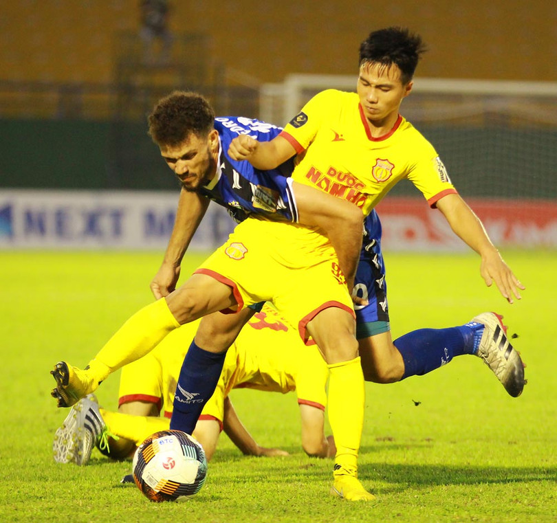 Vòng 15: Dự báo S.Khánh Hòa lâm nguy, tốp trên bứt phá ảnh 2 Sau lưng cầu thủ Nam Định là 20.000 khán giả thành Nam. Ảnh VPF.