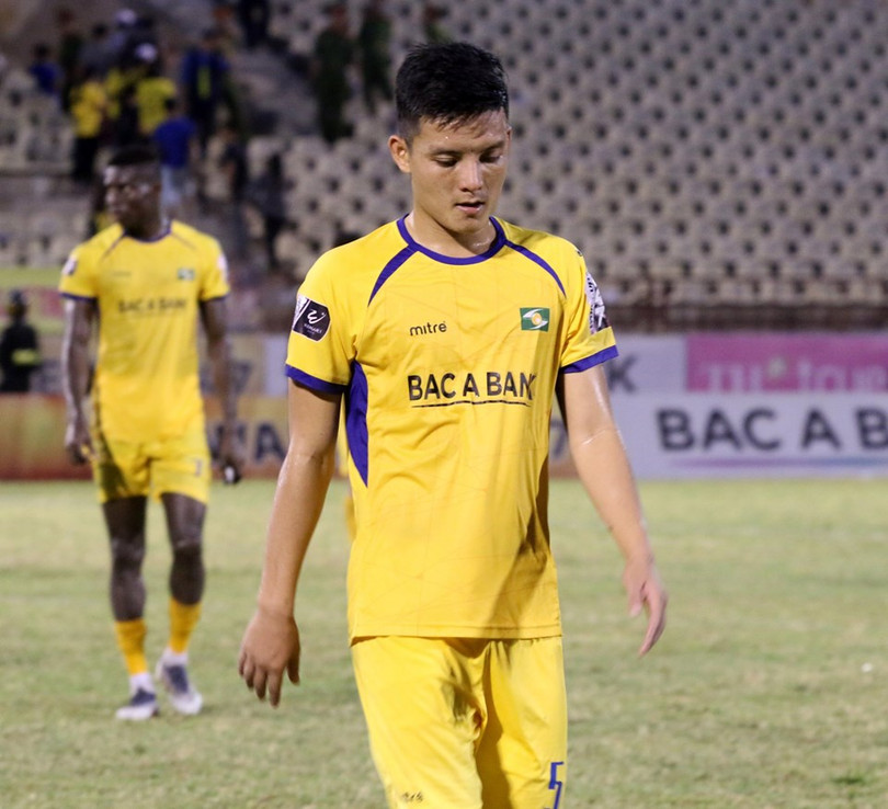  Trung vệ Văn Khánh cho thấy vì sao mình mãi không được vào đội tuyển quốc gia bằng tình huống xử lý vụng vệ. Ảnh Songlamplus.