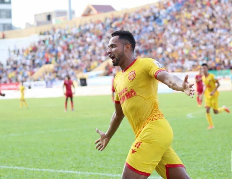  Diogo Pereira thi đấu tràn đầy năng lượng, càn lướt và tì đè, xé toang hàng phòng ngự Thanh Hóa. Ảnh VPF.