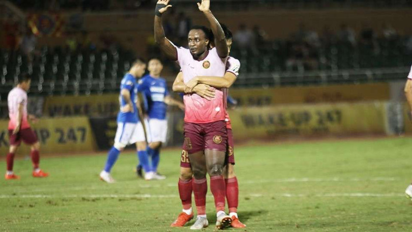 Kizito Trung Hiếu là người đã khiến đội bóng cũ Quảng Ninh không thể rời sân Thống Nhất với 3 điểm trên tay. Hai lần Q.Nam dẫn điểm trước thì Kizito Trung Hiếu đều là người gỡ hòa cho Sài Gòn. Ảnh Fox Kizito Trung Hiếu là người đã khiến đội bóng cũ Quảng Ninh không thể rời sân Thống Nhất với 3 điểm trên tay. Hai lần Quảng Nam dẫn điểm trước thì Kizito Trung Hiếu đều là người gỡ hòa cho Sài Gòn. Ảnh Fox