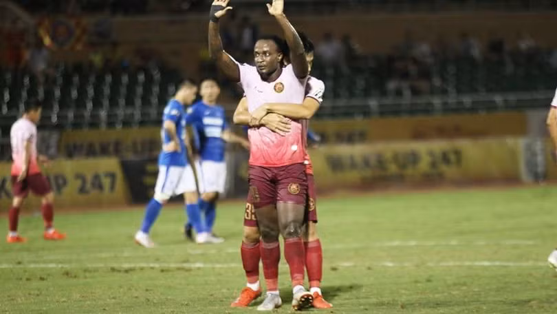 Kizito Trung Hiếu là người đã khiến đội bóng cũ Quảng Ninh không thể rời sân Thống Nhất với 3 điểm trên tay. Hai lần Quảng Nam dẫn điểm trước thì Kizito Trung Hiếu đều là người gỡ hòa cho Sài Gòn. Ảnh Fox