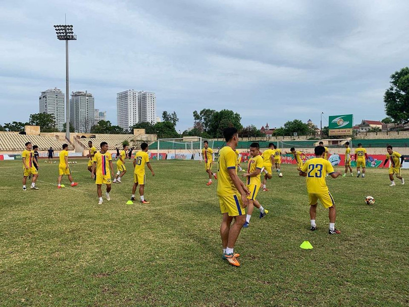 Mặt cỏ sân Vinh đúng là 