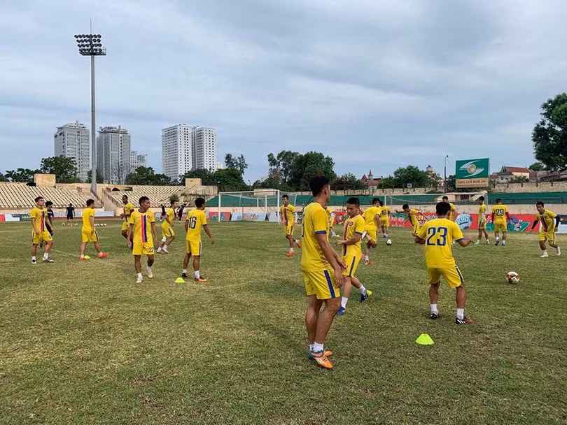 Mặt cỏ sân Vinh đúng là 