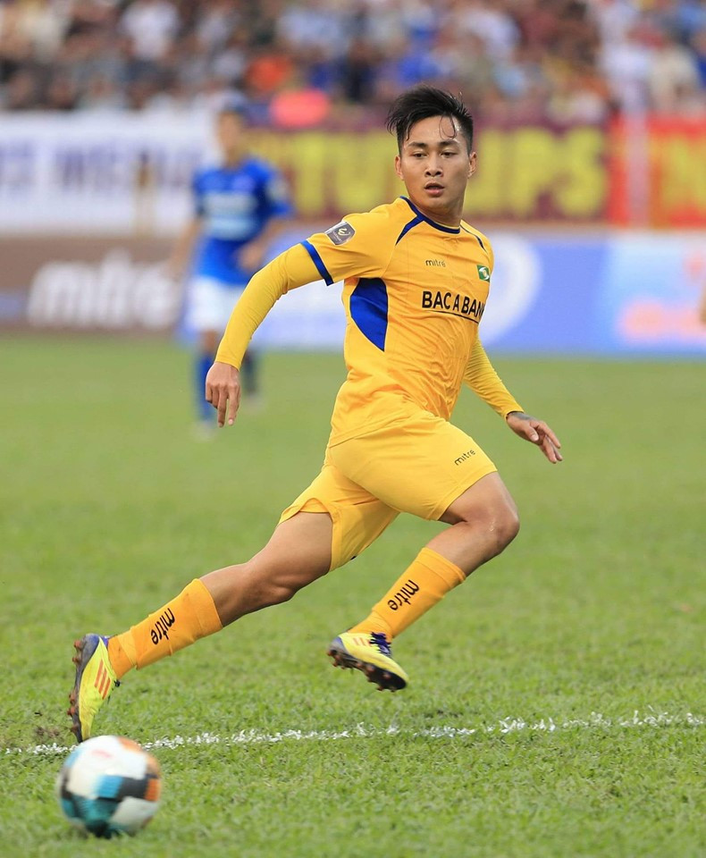 SLNA- với chương trình “Người Việt Nam dùng hàng Việt Nam” ảnh 4 Liệu Tuấn Tài, sau khi nhận danh hiệu cầu thủ xuất sắc nhất trận đấu lại trở về băng ghế dự bị không? Ảnh VietTimes.