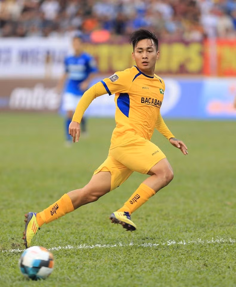 SLNA- với chương trình “Người Việt Nam dùng hàng Việt Nam” ảnh 4 Liệu Tuấn Tài, sau khi nhận danh hiệu cầu thủ xuất sắc nhất trận đấu lại trở về băng ghế dự bị không? Ảnh VietTimes.