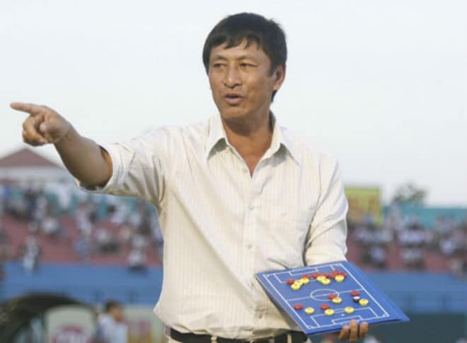 Tuần “trăng mật” của HLV Vũ Quang Bảo với đội bóng xứ Thanh đã sớm chấm dứt, sau 2 trận thắng thì ông thầy xứ Nghệ đã phải nhận trận thua tối tăm mặt mũi. Ảnh VietTimes