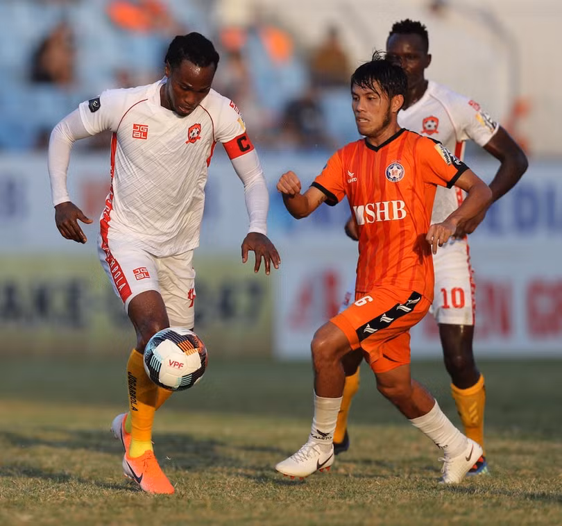 . Nhìn số 6 này thi đấu như thế mà không được ông Park gọi lên tuyển quốc gia thì quả là có sự bất công nhất định. Ảnh VPF.