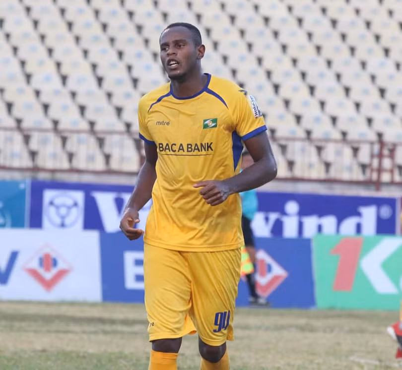 SLNA- với chương trình “Người Việt Nam dùng hàng Việt Nam” ảnh 2 Sau 3 trận đấu, trình độ của Joel Vinicius đang là dấu hỏi lớn, dù anh mới có 1 bàn thắng trên chấm penalty. Ảnh VPF.