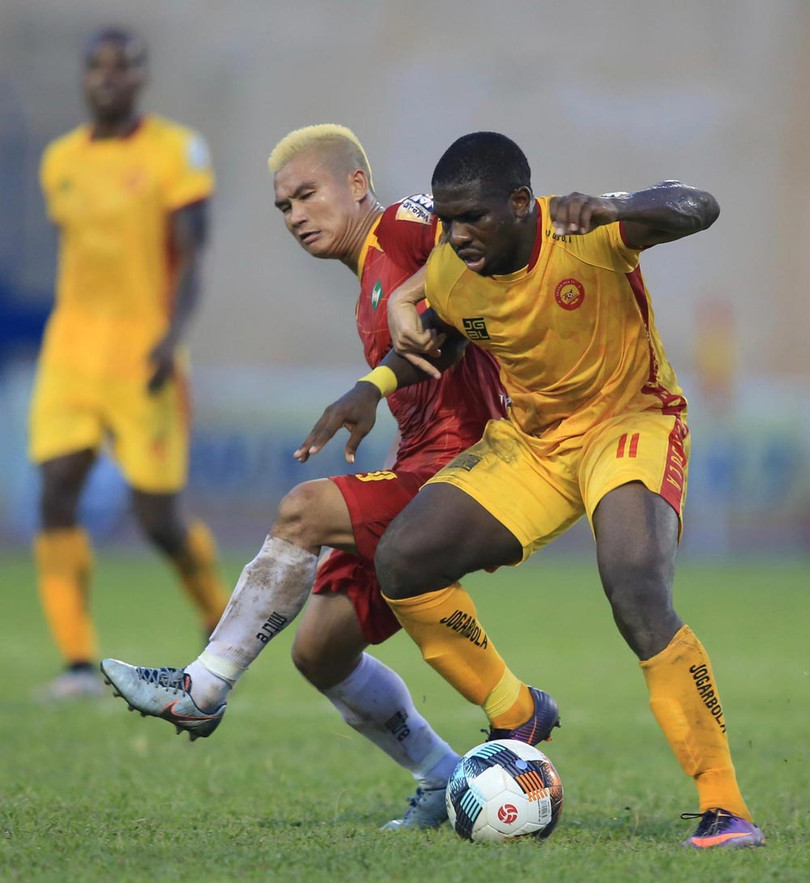 Thanh Hóa đã dùng ngoại binh phá sức và phá lối chơi của SLNA, trước khi có bàn thắng. Ảnh VPF Thanh Hóa đã dùng ngoại binh phá sức và phá lối chơi của SLNA, trước khi có bàn thắng. Ảnh VPF