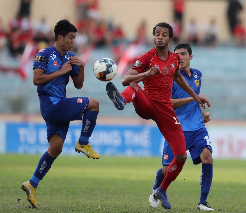 Ngoại binh Lynch của Hải Phòng ngoài việc kiến tạo còn là người làm khổ sở hàng phòng ngự của chủ nhà. Ảnh VPF.