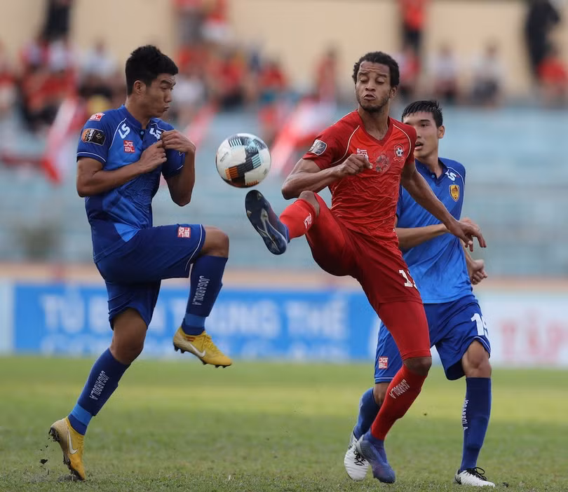  Ngoại binh Lynch của Hải Phòng ngoài việc kiến tạo còn là người làm khổ sở hàng phòng ngự của chủ nhà. Ảnh VPF.