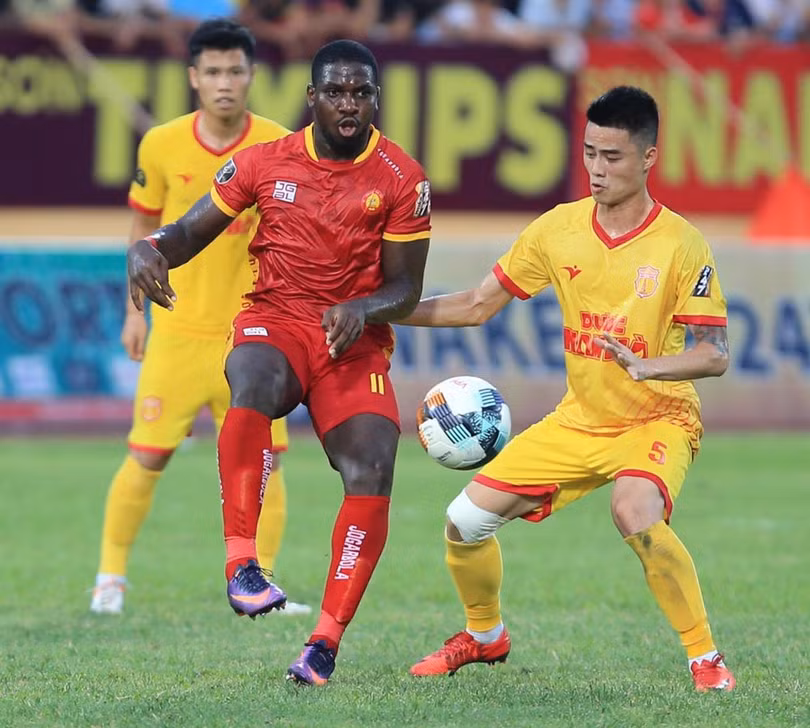  Bộ ba Gramoz – Stevens – Rimario im hơi lặng tiếng trên sân Thiên Trường không có nghĩa là họ để cho hàng phòng thủ TP.HCM kê cao gối ngủ ở sân Thiên Trường. Ảnh VPF.