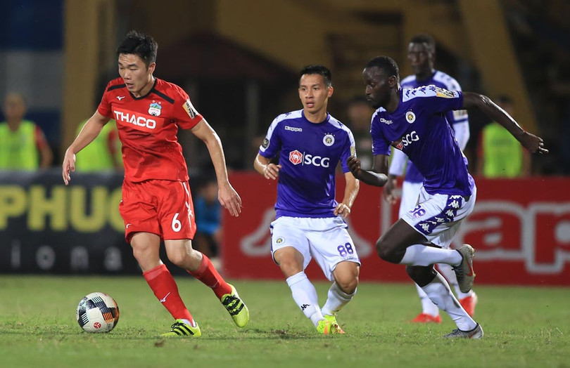 Lương Xuân Trường thi đấu mờ tịt cả trận, rồi bất ngờ phút cuối cùng đã có 1 đường chuyền dài 40m để Văn Toàn, thực hiện cú nước rút kiểu “Gareth Bale Việt Nam” sút tung lưới thủ thành Văn Công gỡ hòa 1-1. Ảnh VPF.