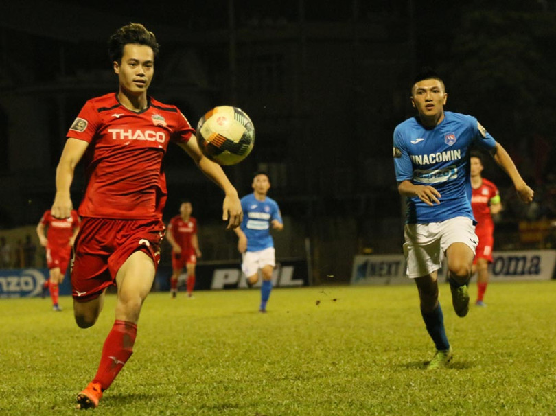 Văn Toàn đang cô đơn trên hàng công HAGL. Ảnh VÒ Văn Toàn đang cô đơn trên hàng công HAGL. Ảnh VÒ