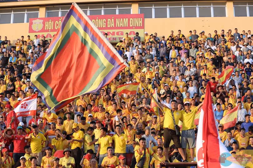 Sẽ có 20.000 khán giả đến sân Thiên Trường cỗ vũ đội nhà. Ảnh Hội CĐV Nam Định. Sẽ có 20.000 khán giả đến sân Thiên Trường cỗ vũ đội nhà. Ảnh Hội CĐV Nam Định.