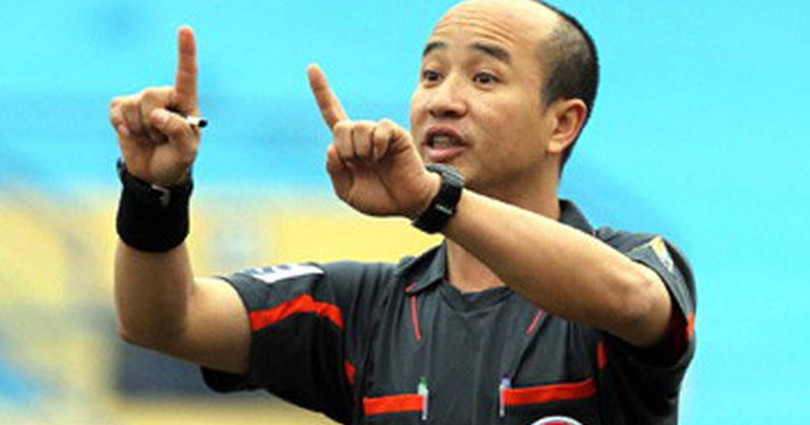 SOS! Công tác trọng tài, VAR đâu rồi? ảnh 2 Thời gian gần đây trọng tài Ngô Quốc Hưng bị khá nhiều đội phàn nàn (ảnh VPF)