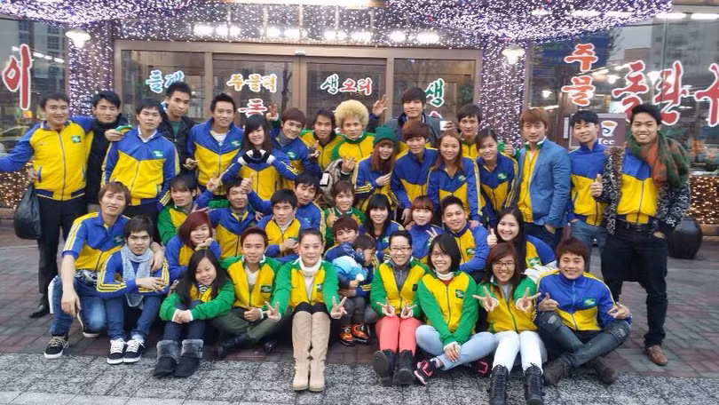 Áo ấm SLNA- Món quà Giáng sinh của "bà đại sứ" đem từ Việt Nam sang dành cho 60 người con xứ Nghệ làm việc tại Hàn Quốc (ảnh NV cung cấp)