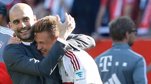 Ông thầy người Tây Ban Nha đã thử nghiệm ở hầu hết các vị trí phòng ngự như trung vệ, tiền vệ phòng ngự, hậu vệ trái và hậu vệ phải…trong các sơ đồ 3-4-3, 4-2-3-1, 4-4-2… anh đều chơi tốt cả tấn công lẫn phòng thủ. Ảnh BM