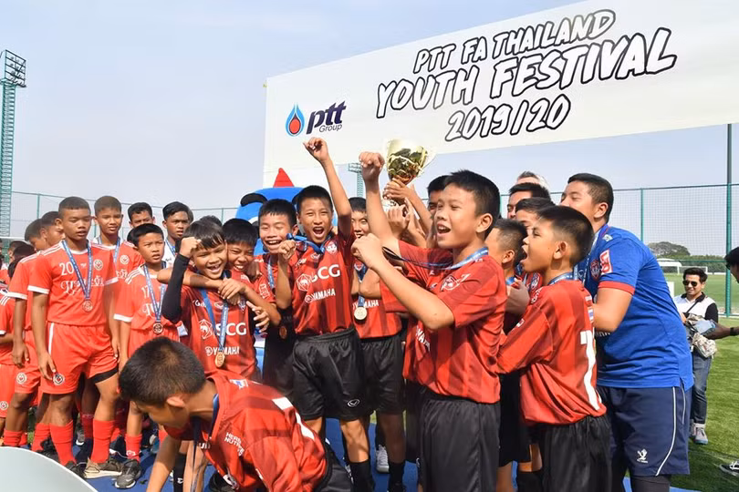 Học tập Việt Nam, thành lập Trung tâm đào tạo bóng đá quốc gia, tổ chức thêm nhiều giải trẻ khu vực, tạo sân chơi cho trẻ em. Ảnh FAT