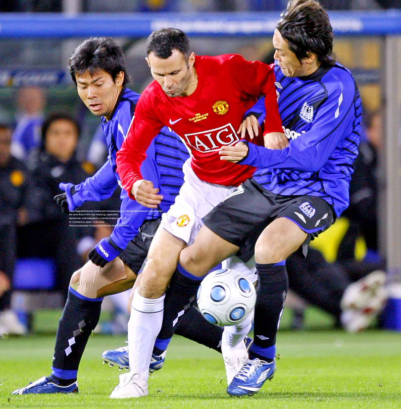 Năm 2014, anh nhận tiếp danh hiệu “Cầu thủ xuất sắc nhất J.League” cuối mùa giải. Ảnh AP