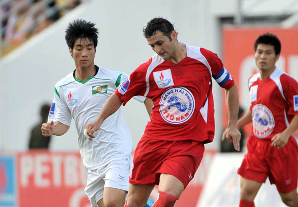 Những cú đánh gót, cái lắc mông, động tác đảo người khiến Leandro là phần khác biệt với các ngoại binh còn lại của V.League. Ảnh HPFC