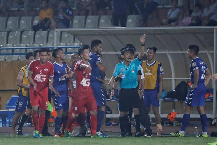 Ba điều VPF cần làm ngay để khôi phục uy tín ảnh 1 Các đội bóng Việt Nam hình thành thói quen cứ thua là vây trọng tài gây sức ép. Ảnh BDFC.