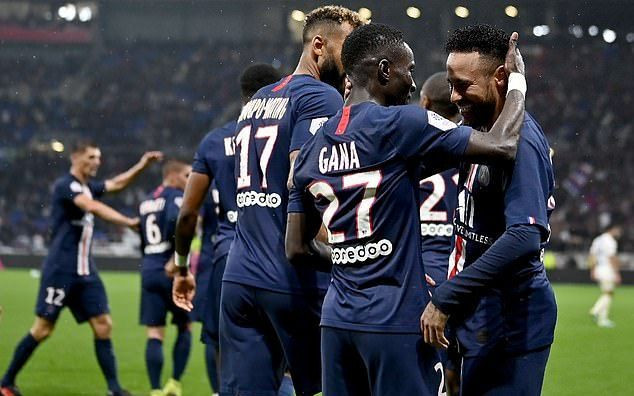 Các đồng đội đã xích lại gần hơn ngôi sao Brazil. Ảnh AP