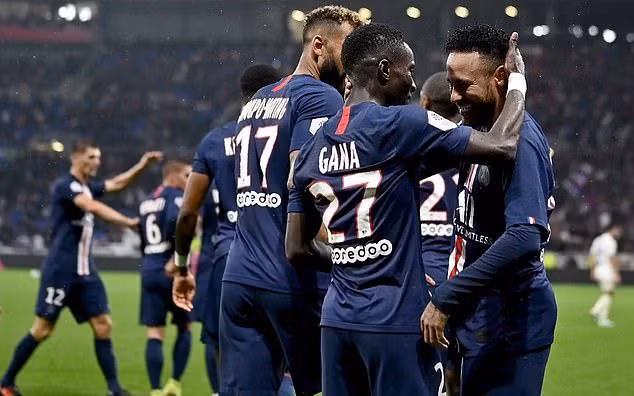 Các đồng đội đã xích lại gần hơn ngôi sao Brazil. Ảnh AP