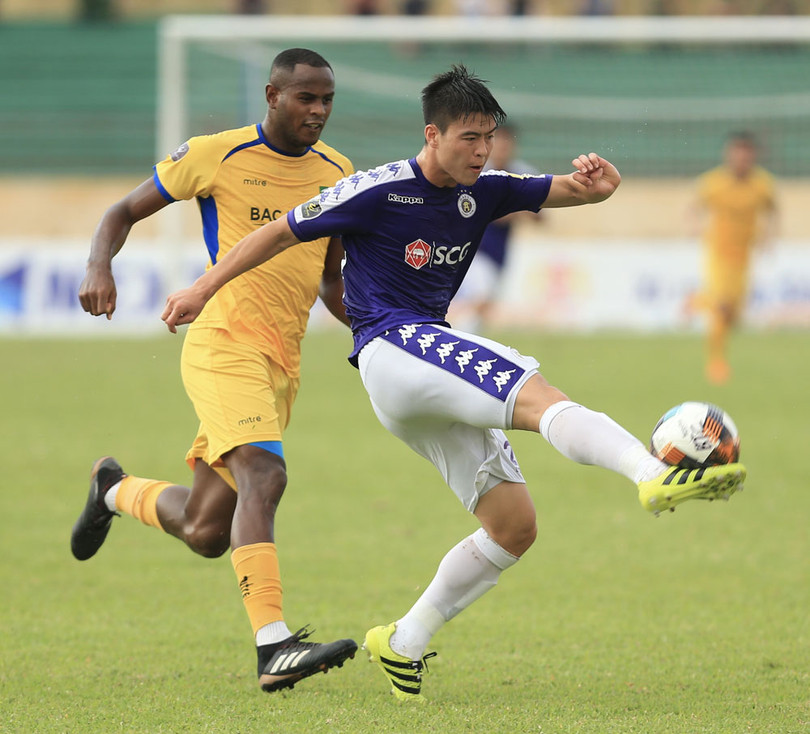 Hà Nội đã chọn lối đá chậm, không cho chủ nhà có bóng tấn công. Ảnh vPF.