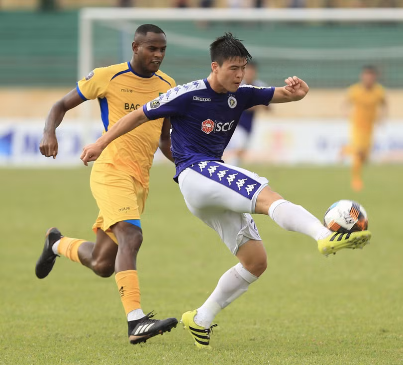 Hà Nội đã chọn lối đá chậm, không cho chủ nhà có bóng tấn công. Ảnh vPF.