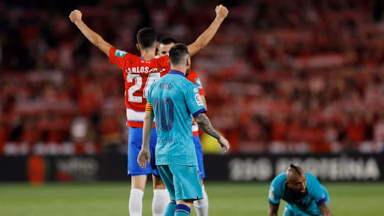 Arturo Vidal để bóng chạm tay trong vòng cấm còn khiến CLB xứ Catalan bị trả giá bằng bàn thua thứ 2ctrên chấm phạt đền. Ảnh MNS.