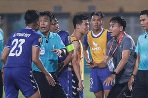Xấu hổ cho trọng tài đẳng cấp FIFA của Việt Nam! ảnh 1 Luật thì của FIFA, còn thổi thế nào là của trọng tài. Ảnh MNS.