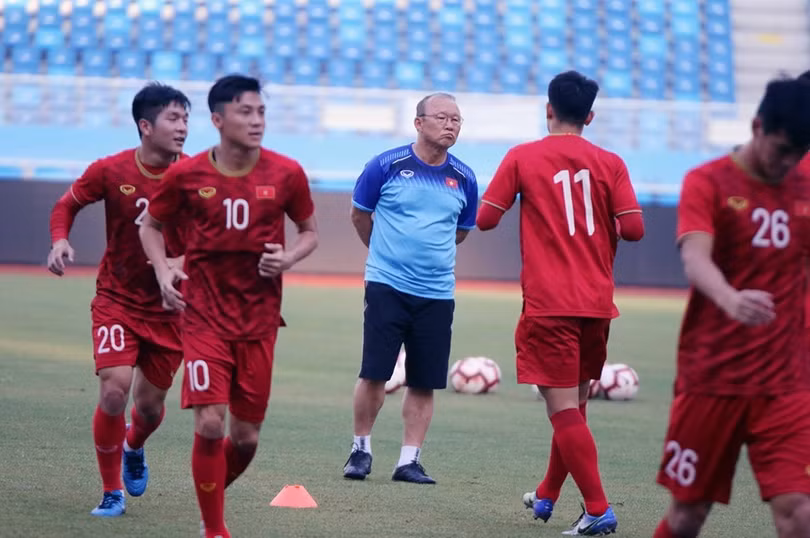 Ông Park vẫn chưa quyết định bổ sung 2 cầu thủ trên 22 tuổi. Ảnh VPF.