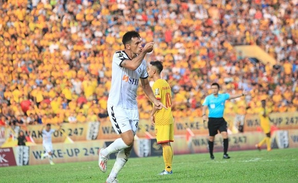 Đội bóng xứ Thanh trong thế “còn nước, còn tát” ảnh 2 Nhiệm vụ quan trọng là hàng hậu vệ “trận nào cũng thủng lưới” của Thanh Hóa làm thế để ngăn Đỗ Merlo, cầu thủ đã có 11 bàn thắng cho SHB.Đà Nẵng.