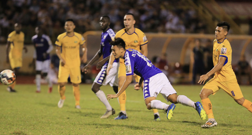 Cú đánh đầu đập đất của trung vệ Thanh Chung đã đưa Hà Nội lên ngôi vô địch. Ảnh VPF.