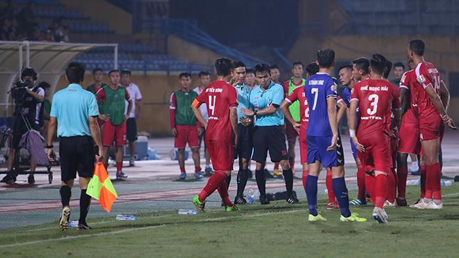 . Ống kính truyền hình chỉ thấy trọng tài Trương Hồng Vũ chỉ trao đổi với trọng tài thứ 4 Vũ Phúc Hoan trước khi vị trọng tài chính mang đẳng cấp FIFA này 