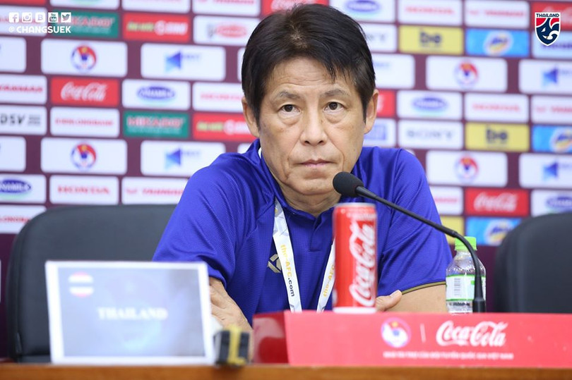 HLV Akira Nishino cho biết: "Khi chúng tôi được thi đấu sân nhà thì tôi có cảm giác an tâm hơn vì có CĐV và sân nhà hỗ trợ rất nhiều. Tôi phải thừa nhận rằng trận đấu với ĐT Việt Nam tới đây có đôi chút áp lực không nhỏ khi thi đấu trên sân khách. Tôi không phủ nhận áp lực khi thi đấu với ĐT Việt Nam là có". Ảnh Changsuek